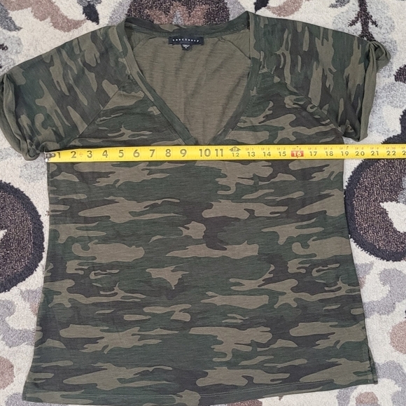 Sanctuary Green Camo Print Short Sleeve T-Shirt Women's Size Small S - Picture 9 of 9